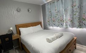 Chic 2 Bed Apartment With Free Parking- Recently Redecorated, 10 Minutes To City Centre